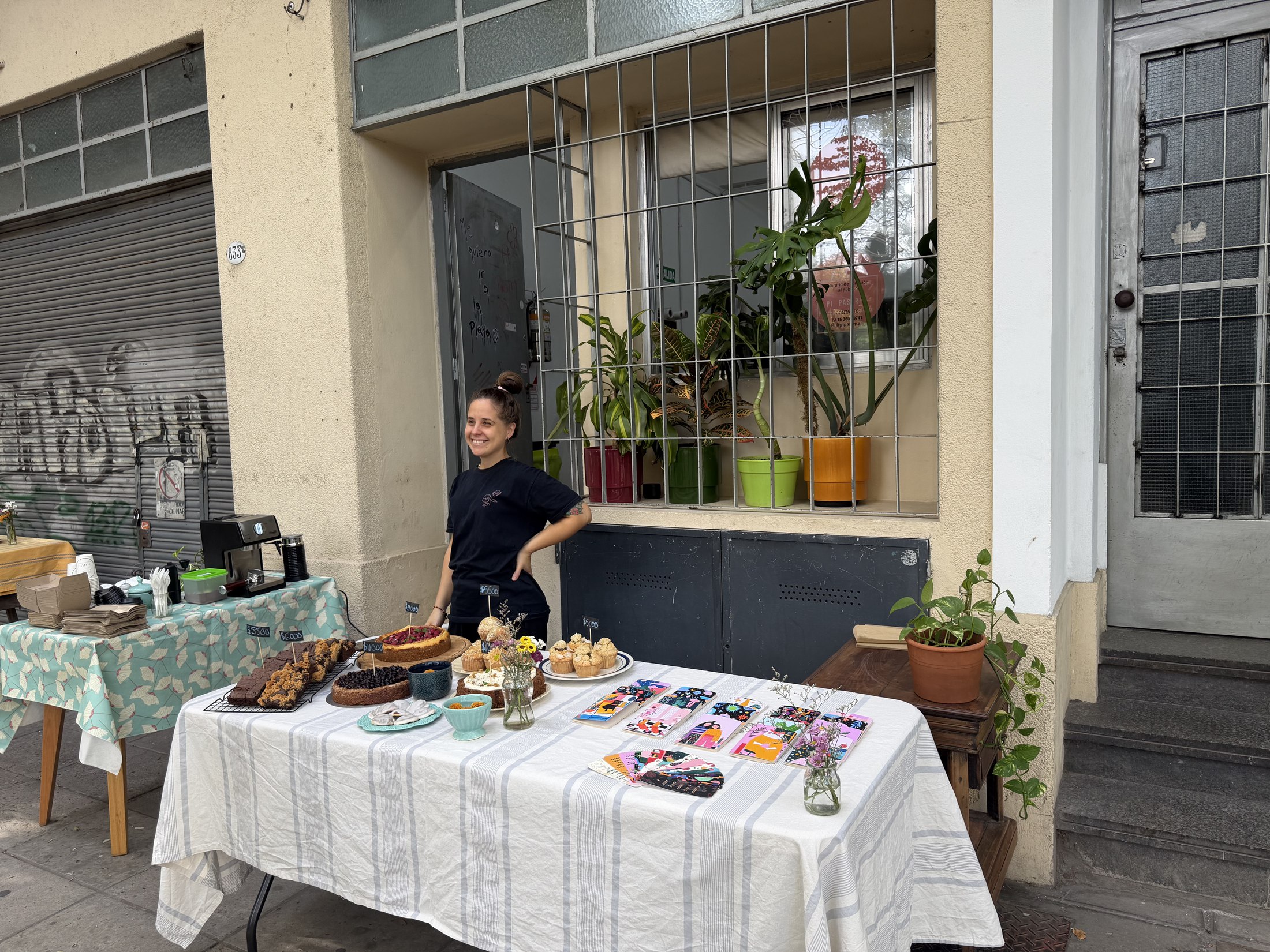 La ventana desde afuera con una mesa de productos.